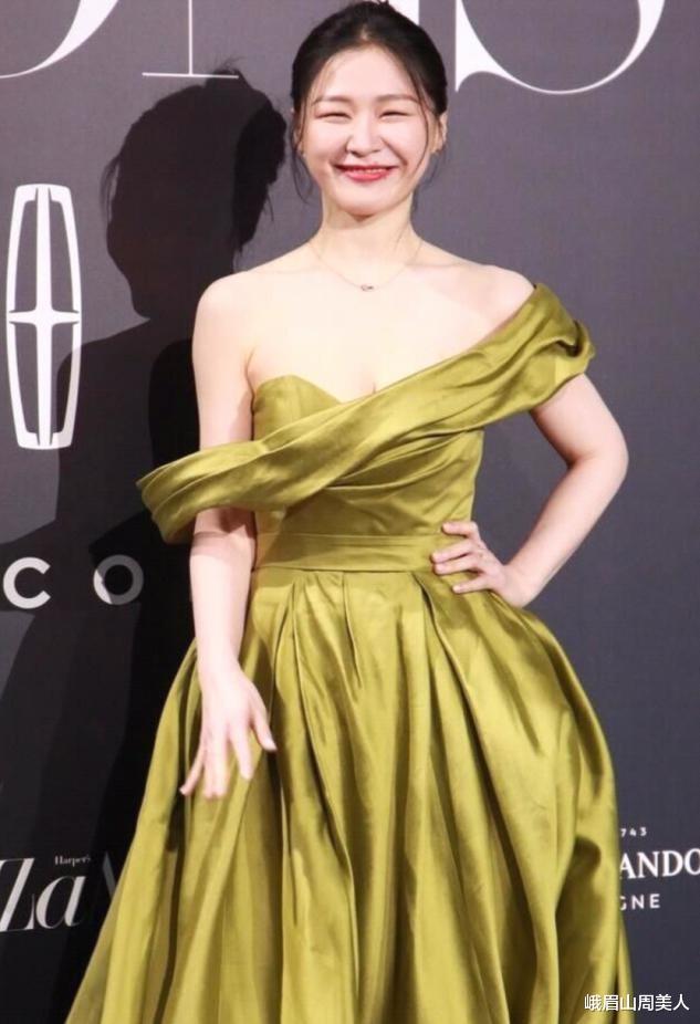 峨眉山周美人|?金靖成“微胖典范”，无惧镜头大胆穿抹胸裙，身材丰满别有风味