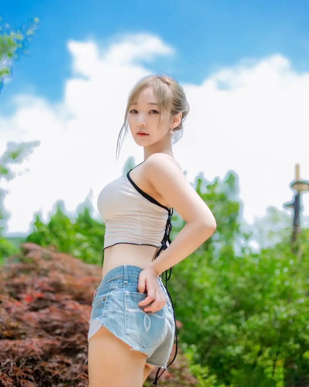 田间诗 身处百花葳蕤，更适宜穿一件吊带背心搭配超短牛仔裤的装扮！