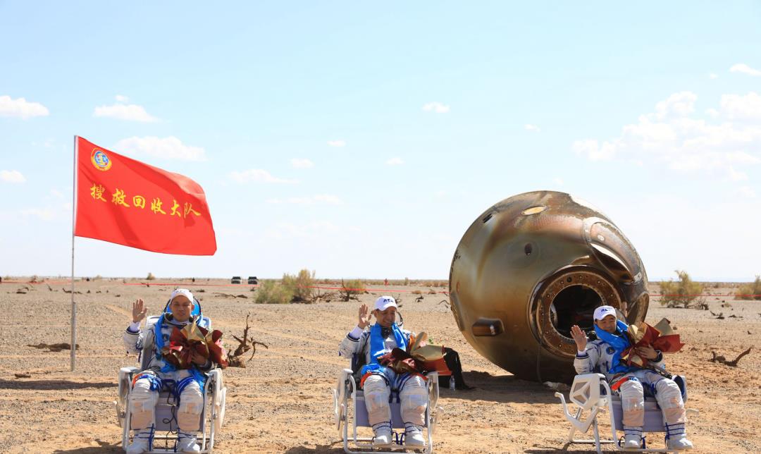 情微说 美国登月骗局再起？神十二航天员坐躺椅，他们下登月舱却生龙活虎