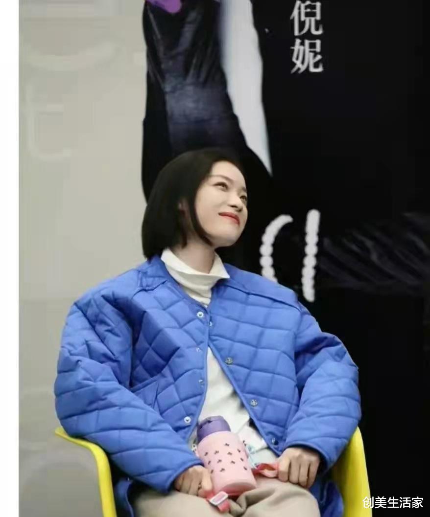 斛珠夫人|倪妮蓝色格子棉服配休闲裤很温暖，调皮一笑随性自然