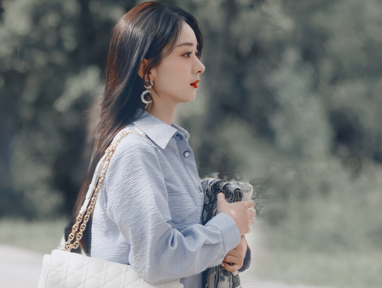 赵丽颖|赵丽颖离婚后首次露面，满脸笑容下地干农活，状态恢复得很好