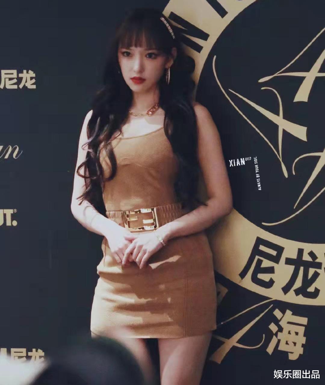 程潇|程潇最新活动照曝光，穿米色吊带裙涂红色唇彩，造型火辣身形傲人