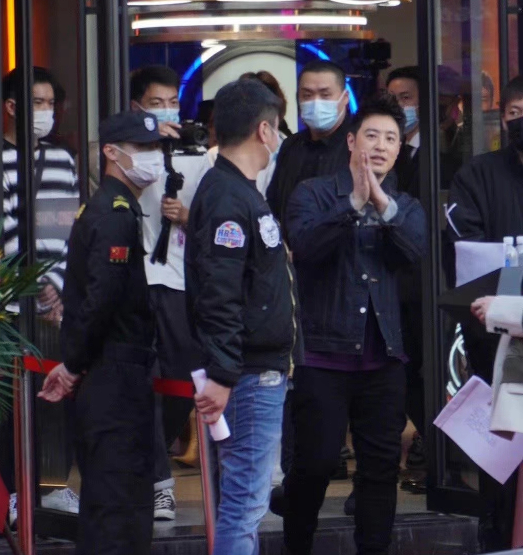 杨紫|宣云陪潘玮柏现身餐厅开业礼不敢直面粉丝，只与丈夫人形立牌合影