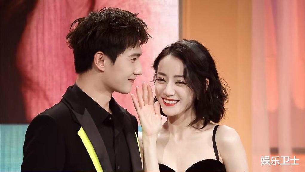 王自健|迪丽热巴杨洋营业，还原《荣耀》高甜名场面悄悄话好逗，热巴黑亮玉背吸睛