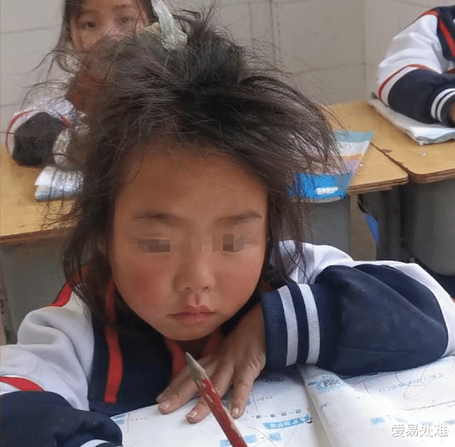 爱易处难 可爱！四川一女生上课头发“炸毛”，网友哭笑不得：数学题有多难
