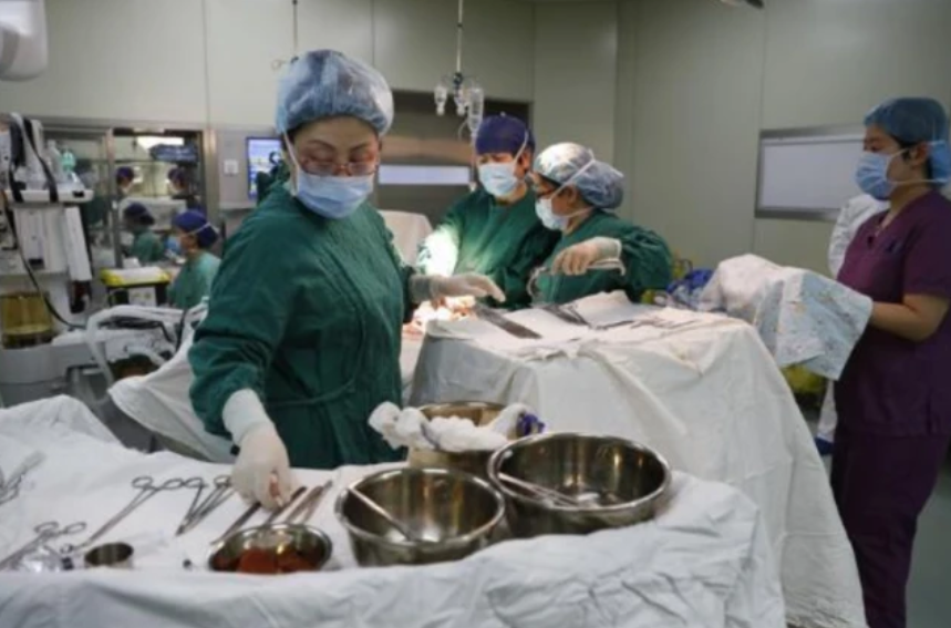 体育谈资说 “娃都出来了你还掏啥？”刚指责完男医生，女子下身就疼到求饶