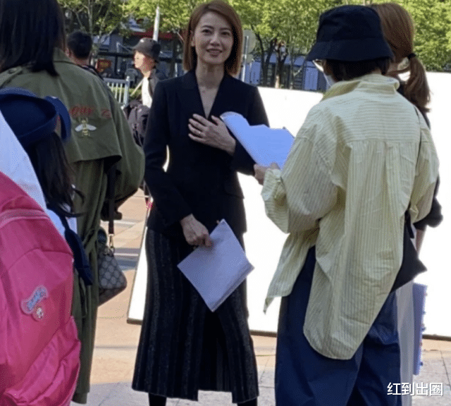 高圆圆|?高圆圆到母校录节目被保安拦住！没行程码不让进门，真人又白又瘦