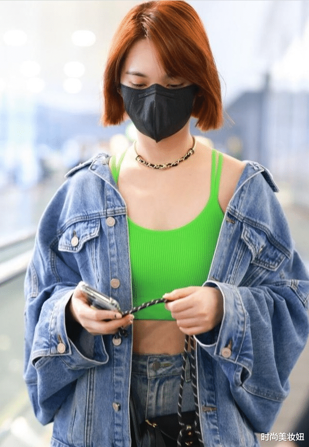 时尚美妆妞|杨丞琳结婚后真敢穿,牛仔外套配露腰背心,这身材阿姨辈里少见