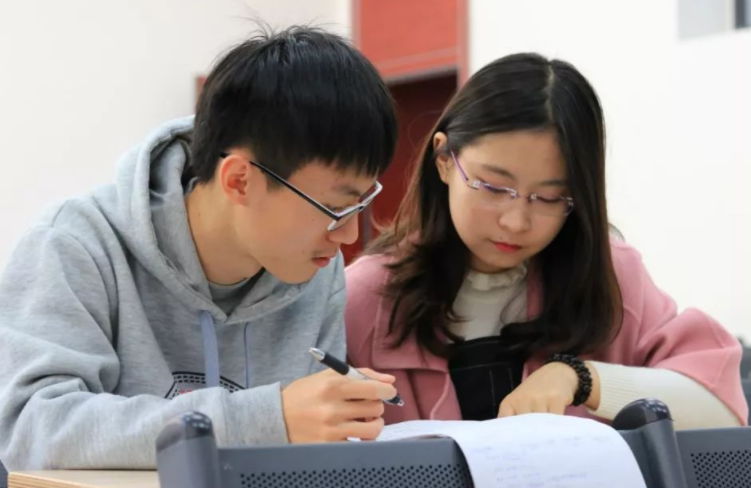 情侣|山东大学高颜值情侣，双双保研浙江大学，郎才女貌着实羡煞众人