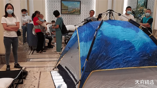购房置业|融创一项目公司交房爽约业主住进售楼部，曾宣称3年实现年销百亿