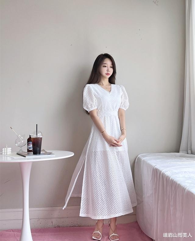 峨眉山周美人|奔六的女人别乱穿,这才是你该有的打扮:过膝裙+奶奶鞋,特优雅