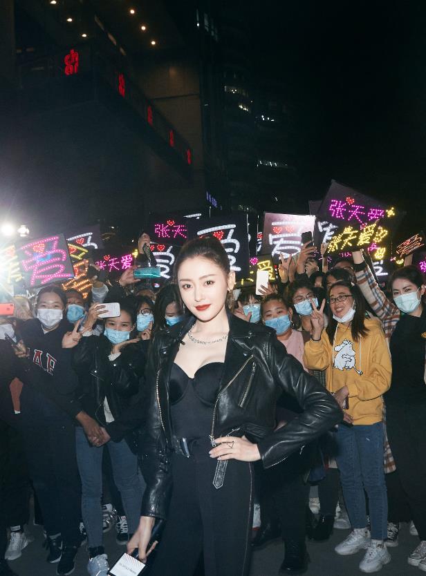 张天爱|张天爱对自己真自信！直接穿健美裤出镜，却意外秀出漫画腿