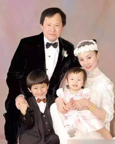 桃小菁说说|李赛凤的毁灭史：从“最美警花”到全港笑料，她经历了什么？