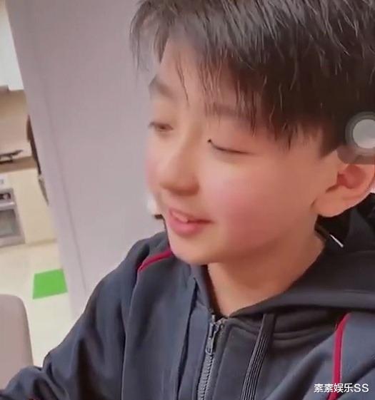 张柏芝|谢振楠进入青春期，已经开始长胡须了，妈妈张柏芝对他很贴心