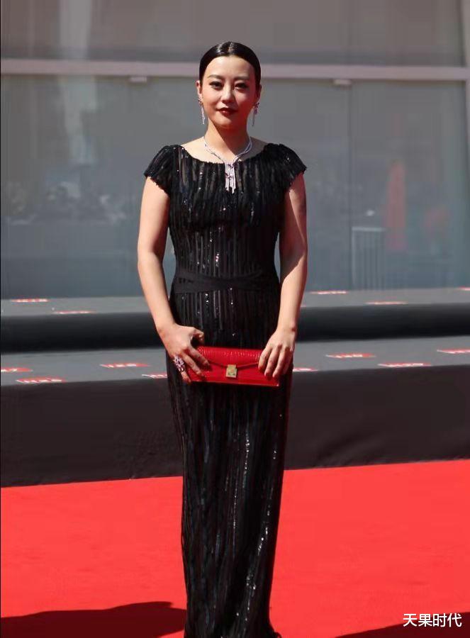 天果时代 郝蕾的肉感身材真舒服,一袭黑色亮片裙优雅大方,熟女风性感迷人