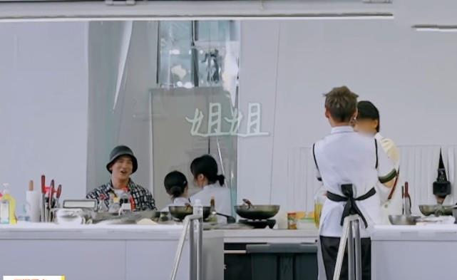 中餐厅|为证是天然脸，周也带父母上《中餐厅》，与妈妈的鼻型差距引争议