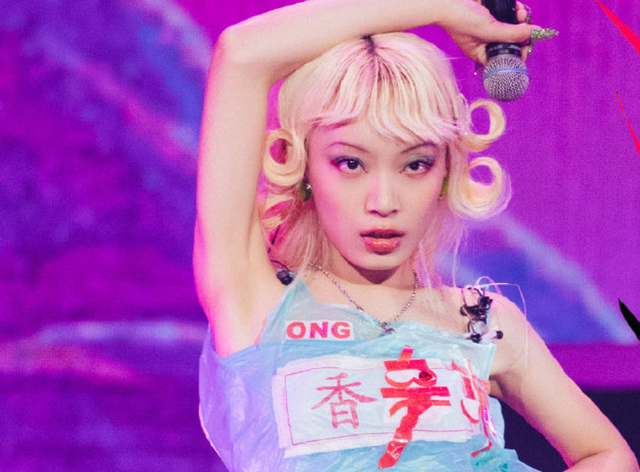 黑怕女孩|新选秀综艺《黑怕女孩》开播，女选手现场互撕，王嘉尔连忙躲起来