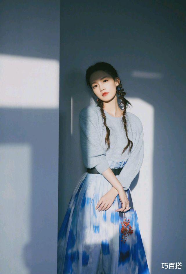 巧百搭|初秋穿格纹衬衫很流行!李沁穿搭精致有气质,意外暴露出好衣品