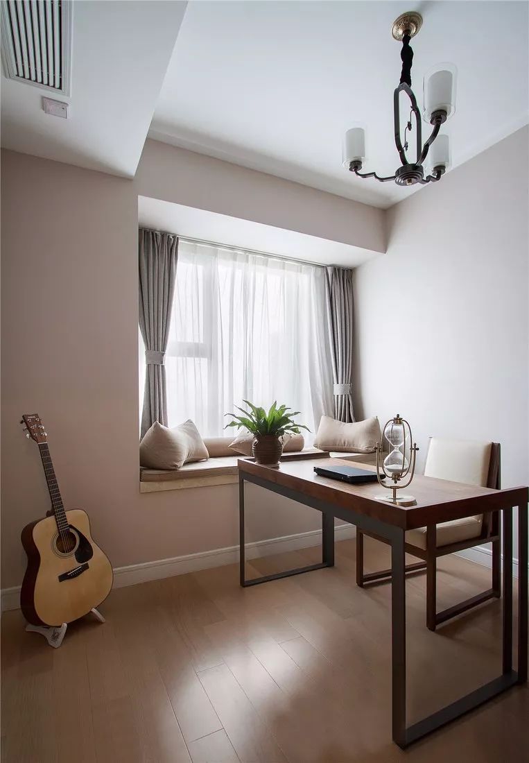 同事抱怨飘窗太高真鸡肋,聪明人这样一改,瞬间多出一间房!服气