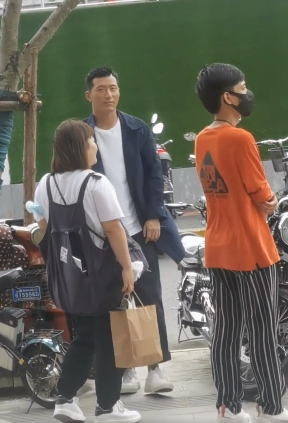 窦骁|向华强一家四口现身看秀！向太瘦了不少，向佐紧牵郭碧婷超甜