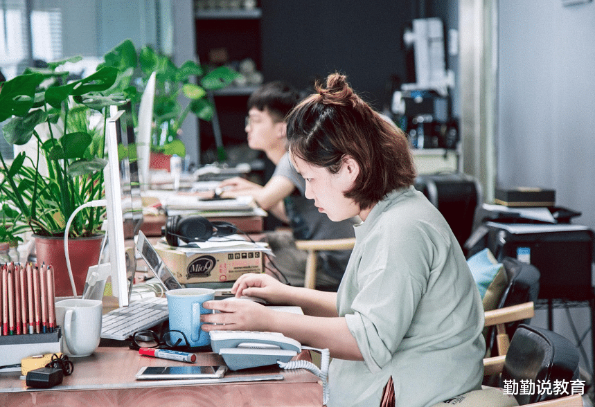 教师|我国“最受欢迎”的职业排名，公务员被“踢”出前3？榜首费头发