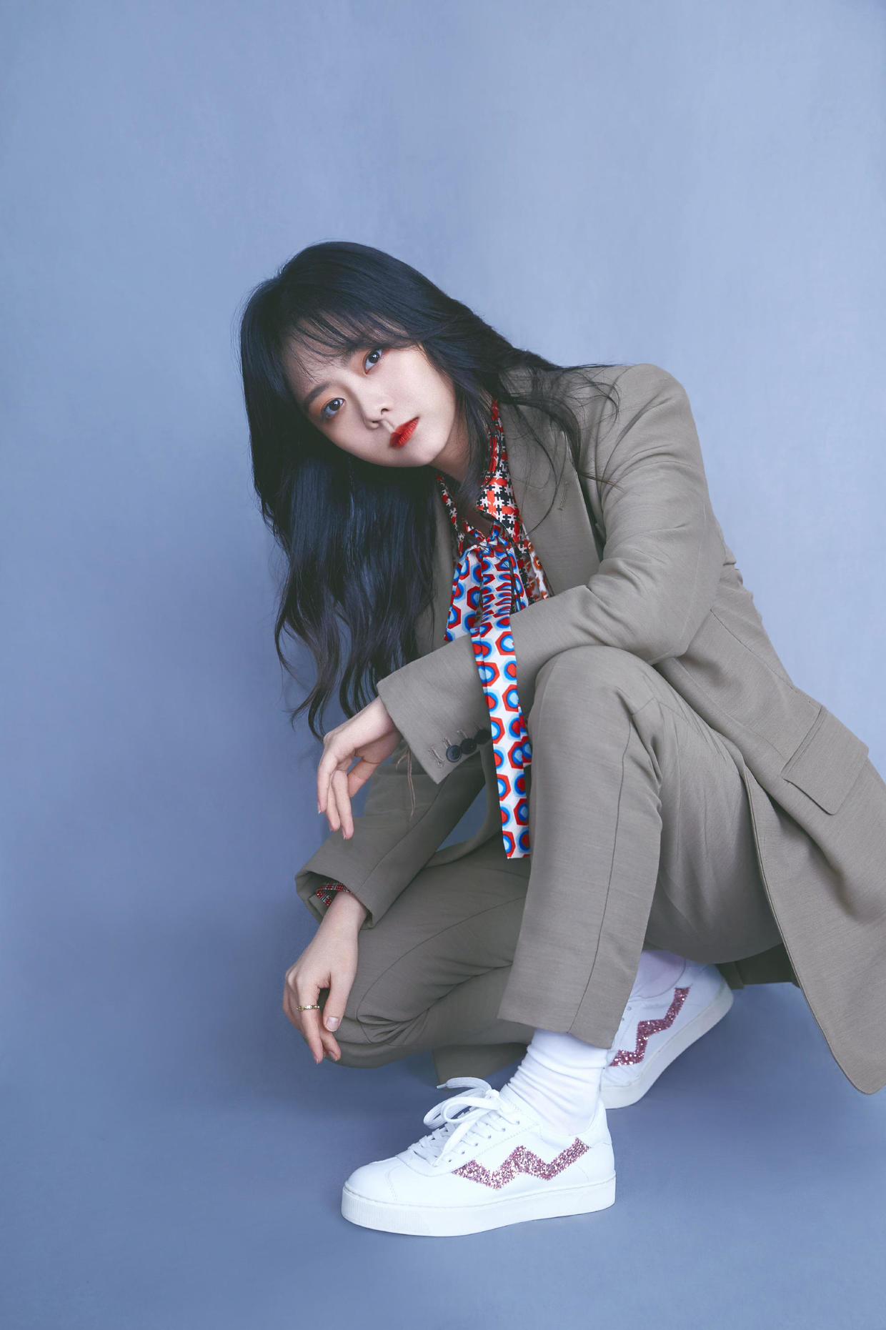 美国队|小个子谭松韵气场全开，西装套装打造霸气一面，职场风造型更利落