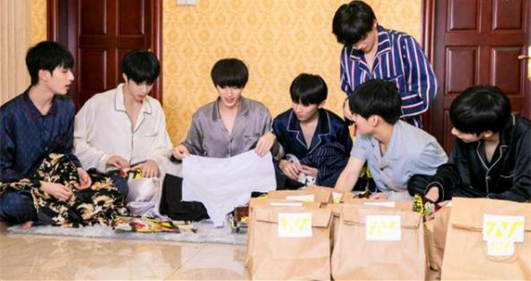 时代少年团|时代少年团被点名后，两位成员镜头被一剪没，官方管控加深