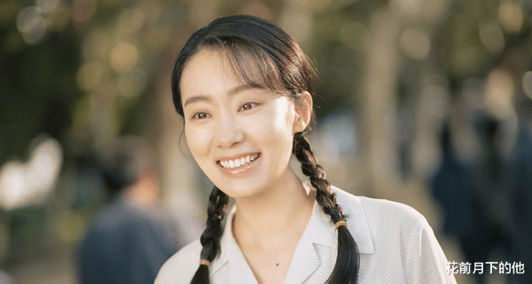 殷桃|张小斐穿三千旗袍上春晚，舞姿不慎露出打底裤，一双长腿又细又白