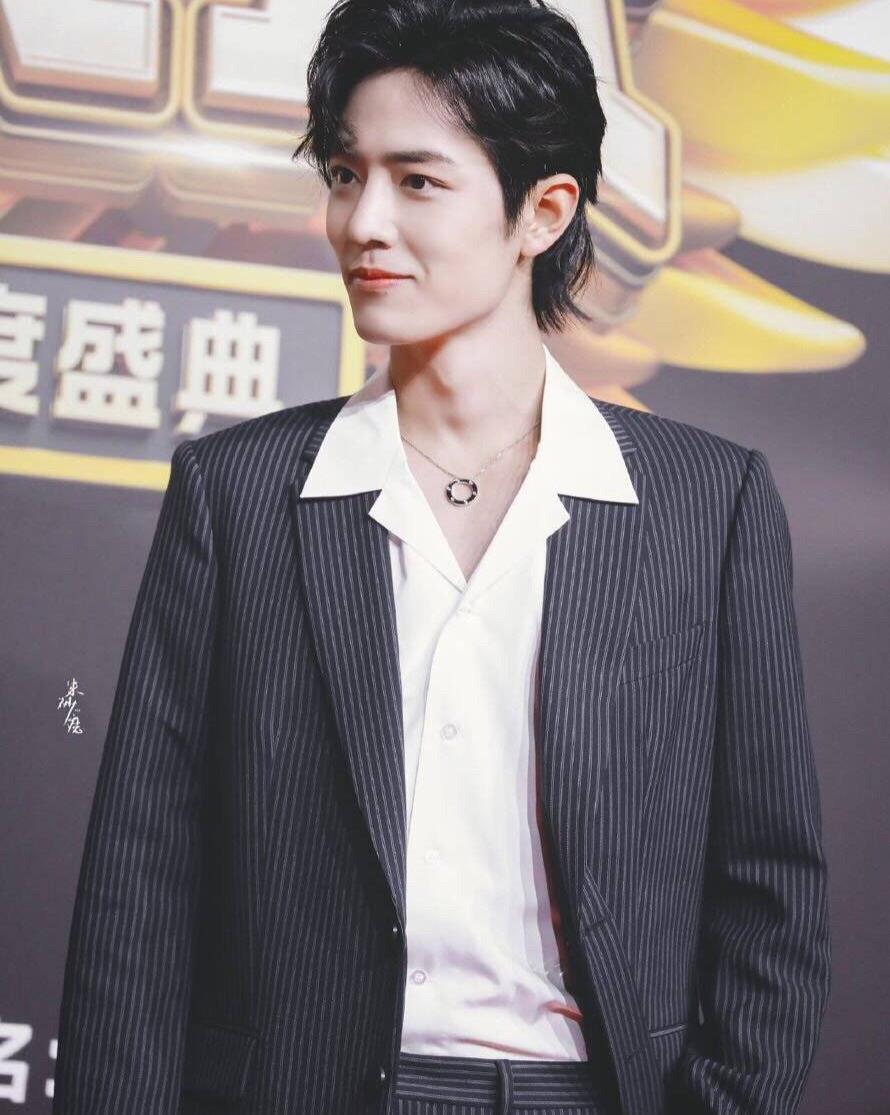 肖战|官方发布肖战冬日大片,评价肖战的脸棱角分明,无比帅气