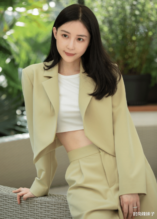 宣云|不懂潘玮柏为何娶宣云？当看她穿无痕裤后秀出的腿后，彻底秒懂了