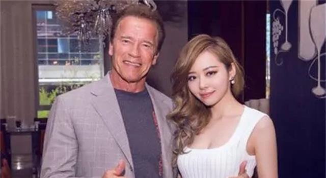 华灯初上|施瓦辛格回忆与女佣家中偷情：妻儿出门后，在客房发生关系