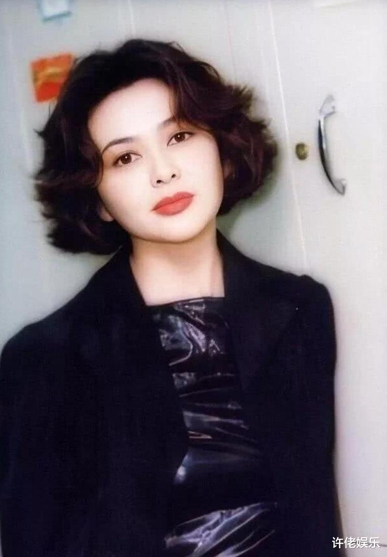 伊能静|1993年,关之琳因为“两个球”轰动一时,之后关之琳只能黯然退圈