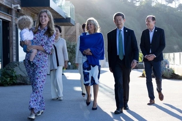 二胎|英国第一夫人生二胎女儿啦！红裙配黑大衣亮相，57岁鲍里斯再当爸