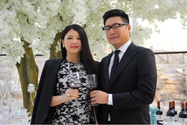 李湘|李湘变蛇精脸，与女儿就餐不忘拍照，王诗龄忙举杯挡脸