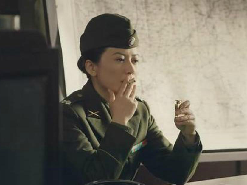 迪丽热巴|40位女明星军装照：赵丽颖金晨英气逼人，热巴娇俏，景甜青春可人