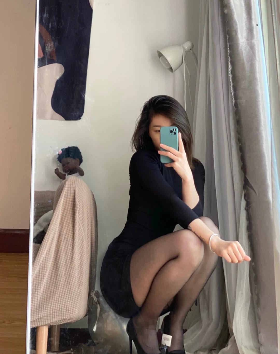 高马尾 抽绳装搭配黑丝丝袜的装扮，让女主婀娜的身姿美不胜收！