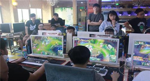 李业爱美食 网吧老板为什么不敢走“蹭睡”的人？并非好心，其中有“猫腻”