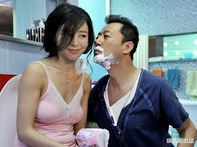 张静初|张静初的气质真绝，背心也能穿出高级感，能进好莱坞并非没道理