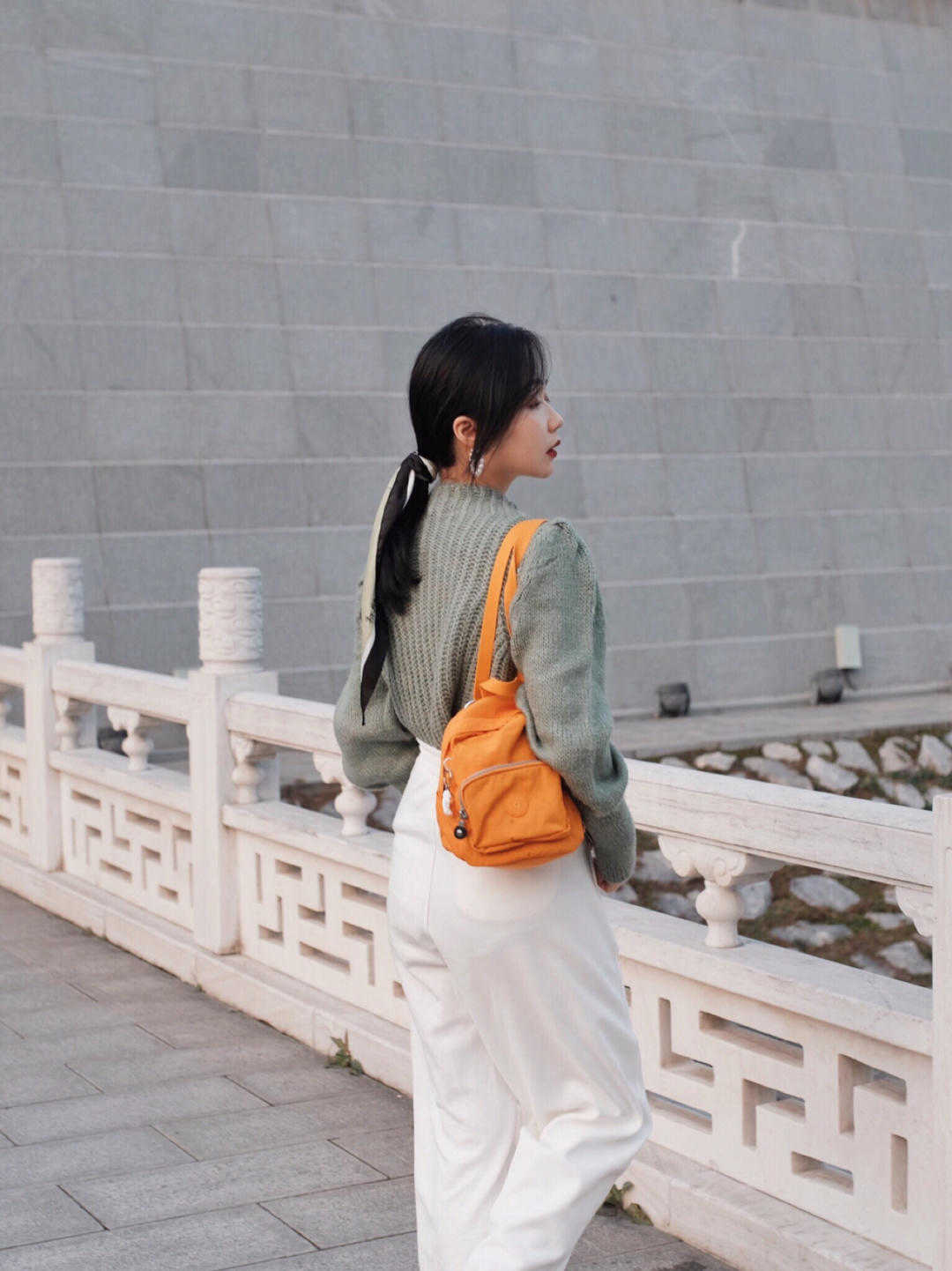 何有强|小个子女生入秋就这么穿,蓝色衬衫搭高腰裤又飒又美,显高又显瘦