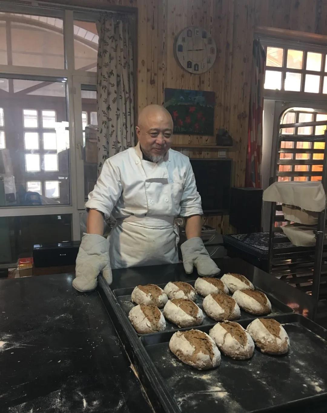 呼呼让我觉得心在跳 央视退休后，这对夫妻靠面包火到法国！慕了：这才是向往的生活