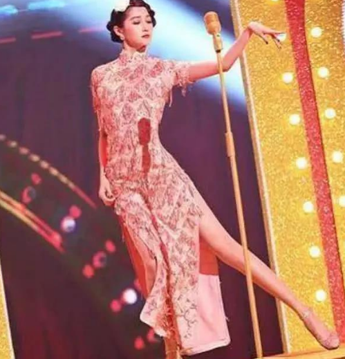 宋祖儿|有种“发育过猛”叫宋祖儿，综艺上穿旗袍，这22岁身材认真的吗？