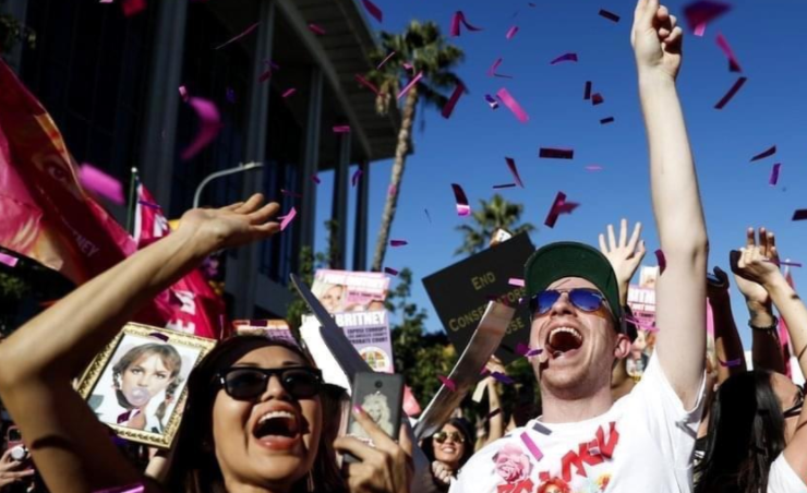 |从顶级巨星到精神病，布兰妮“为奴”13年，偶像背后有多残酷？