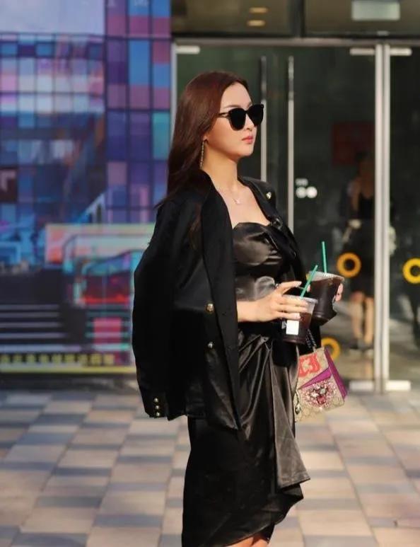 |全身黑衣配墨镜，穿出了霸气范，穿出大气场，穿出了女王高贵感