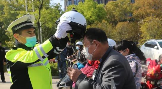 百谷网销 南宁开始严查电动自行车不佩戴头盔的行为