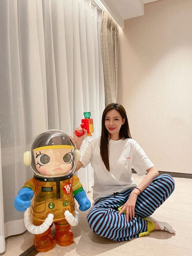 李晨|高调“炫富”，李晨抱着上万元玩具娃娃健身，晒出微笑合影心情好