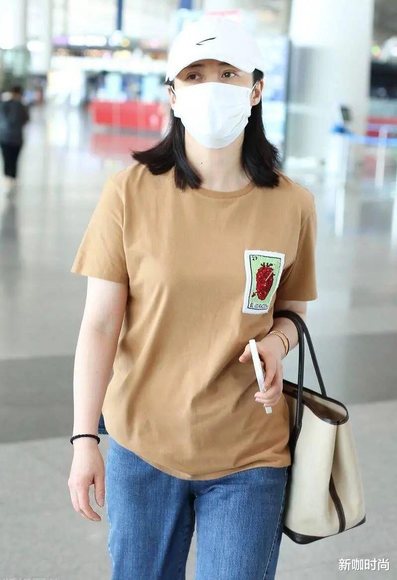 新咖时尚|45岁蒋勤勤减龄有妙招，草莓印花T恤配棒球帽，疲惫感一扫而光！