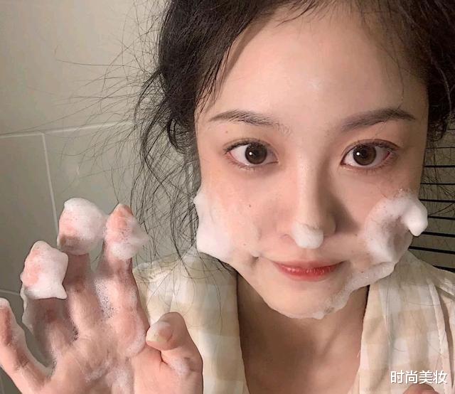 时尚美妆|我国一“不起眼”洗面奶，因价低被冷落，用后：黑头痘痘逐渐消失