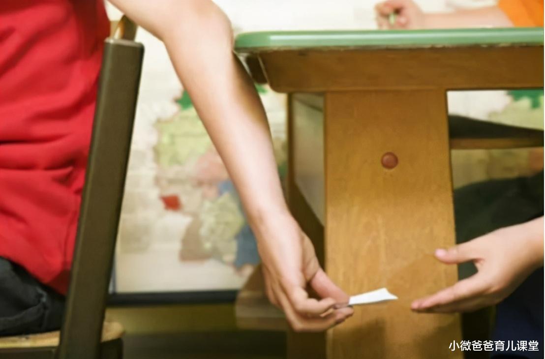 学霸|小学生上课“传纸条”，老师截胡后笑出声，内容尴尬又好笑
