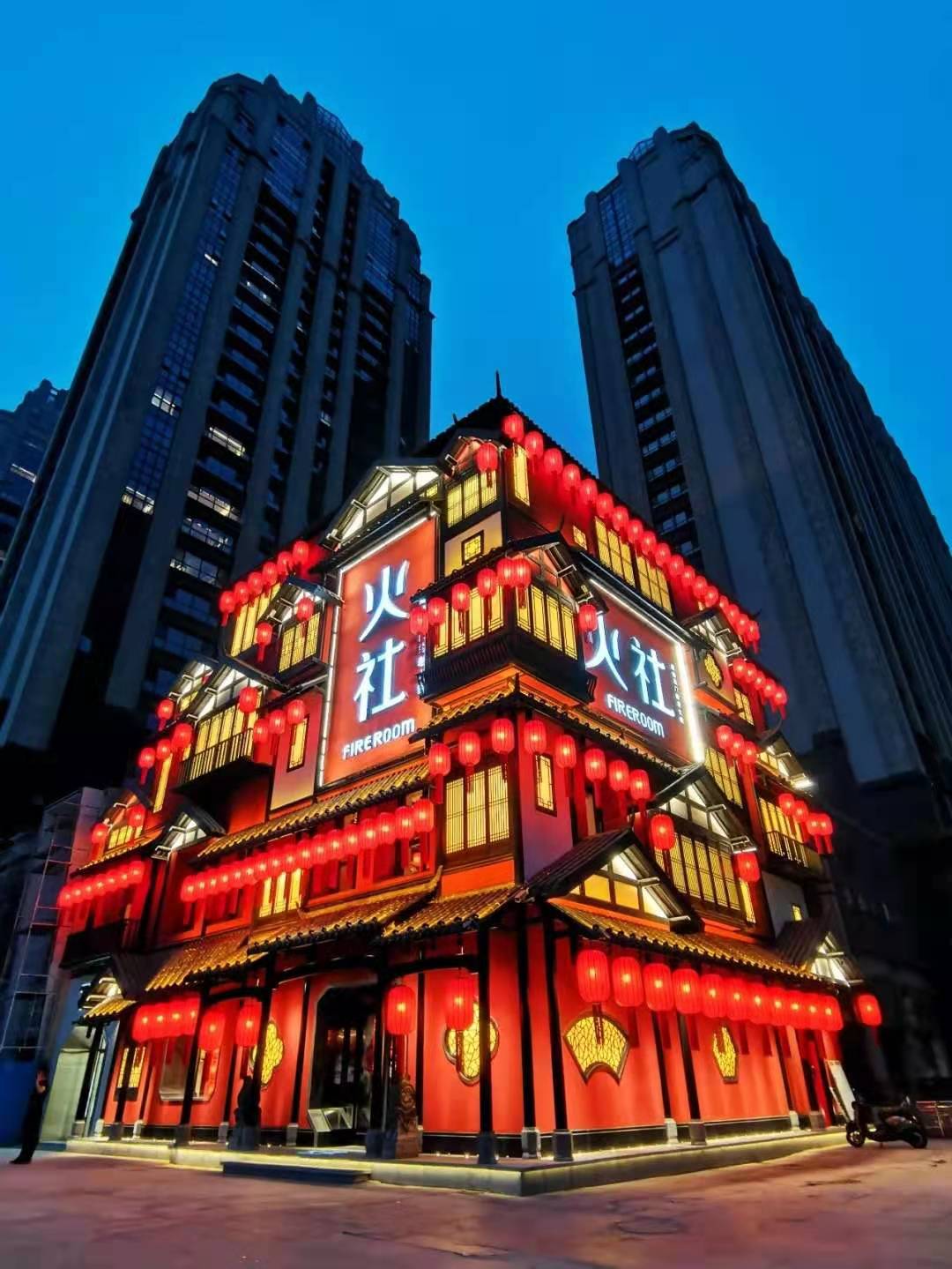 关晓彤|baby火锅店设计太潮 , 开在黄晓明店对面，网友：夫妻俩抢生意