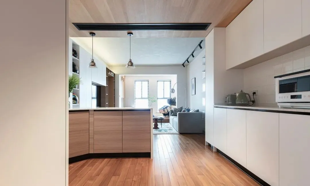 空间色彩整体以黑白灰为主搭配原木,软装配饰点缀蓝色、灰粉,融入金属、亚克力等材质!